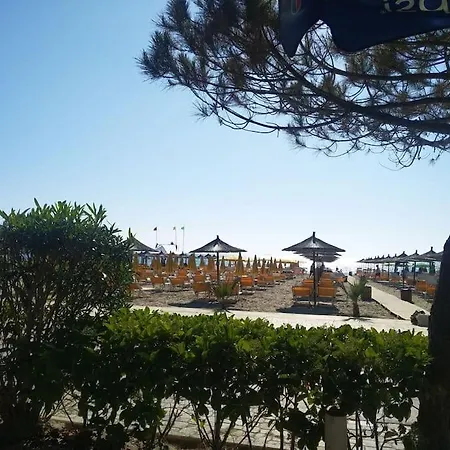 Golem Beach Apartment 格勒姆